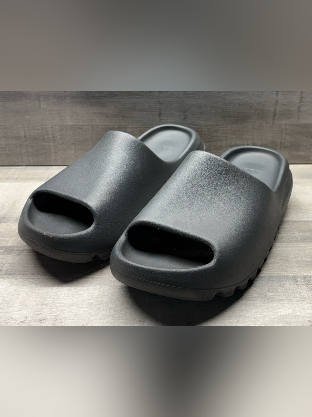 adidas Yeezy Slide Onyx Black Mens Size 9 Kanye West Sandals Slides